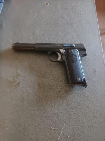 Astra 400, cal 9 largo. 2 cargadores. Funda de cuero. Buen estado. Se encuentra en Madrid. 375 € + portes. 01