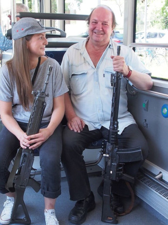 Hola companeros.

No se si esto deberia ir en el subforo de armas militares, perdonadme si me he equivocado.

Hola 81