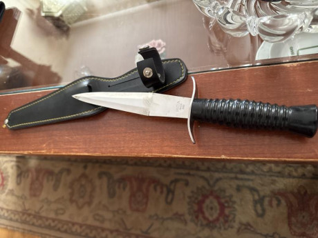 Vendo este cuchillo/abre cartas en buen estado. Sin filo, con su funda. Copia de cuchillo de combate/trinchera. 02