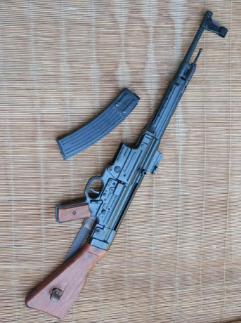 Se vende lote compuesto de; 

-Réplica de la marca española DENIX del fusil de asalto alemán Stgr 1944 02