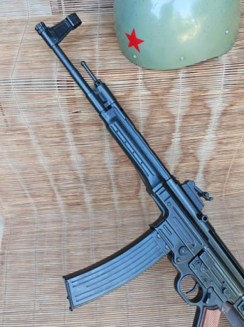 Se vende lote compuesto de; 

-Réplica de la marca española DENIX del fusil de asalto alemán Stgr 1944 12