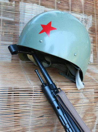 Se vende lote compuesto de; 

-Réplica de la marca española DENIX del fusil de asalto alemán Stgr 1944 10