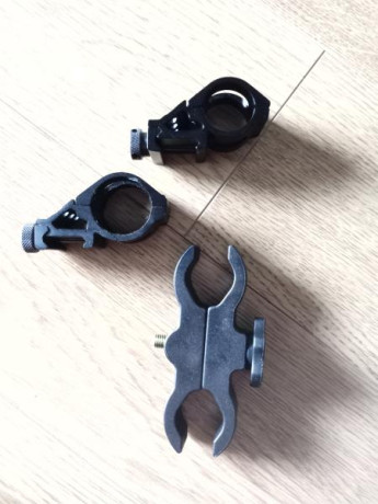 Vendo este conjunto de 3 monturas para linternas, una de ellas universal para escopeta,voy otras dos para 01