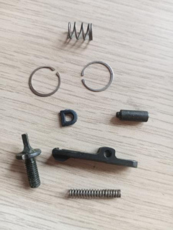 Vendo este conjunto de piezas de repuesto para Ar15, compuesto entre otras de, 3 gas ring, un extractor, 00