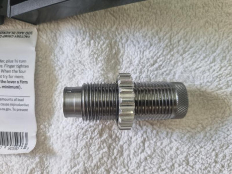 Se vende die LEE FACTORY CRIMP del calibre 300 AAC BLACKOUT nuevo. Precio 20 euros mas porte. Tlf.607609326. 01