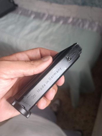 Se vende cargador de 15 tiros original de HK sfp9 00