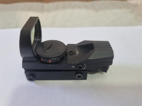 Se vende visor PUNTO ROJO de airsoft prácticamente nuevo. Precio 10 euros. Tlf.607609326. 02