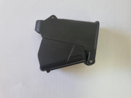 Se vende ayuda para cargar munición de los calibres 9 mm. a 45 ACP nuevo. Precio 8 euros. 02