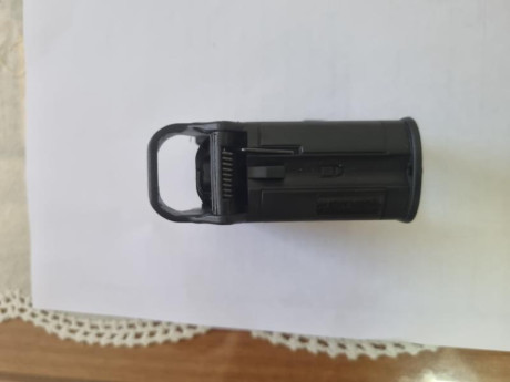 Se vende ayuda para cargar munición de los calibres 9 mm. a 45 ACP nuevo. Precio 8 euros. 01