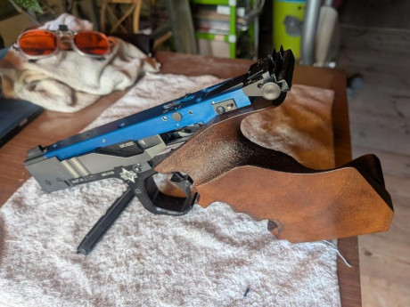 Buenas tardes, vendo pistola Mach Gun  MG 2,  cal 22 lr.,con su maletín original y sus dos cargadores, 01