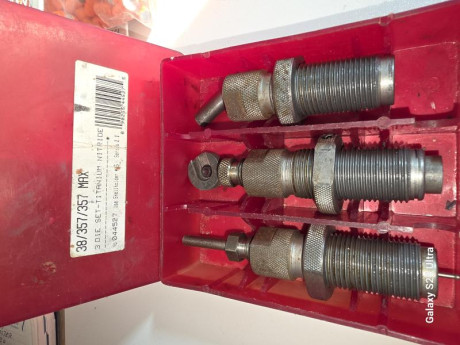 Hola compañeros. 
Por no usar y llevar años en un cajón,  se vende lo siguiente.

- Die crimpador Lee 00