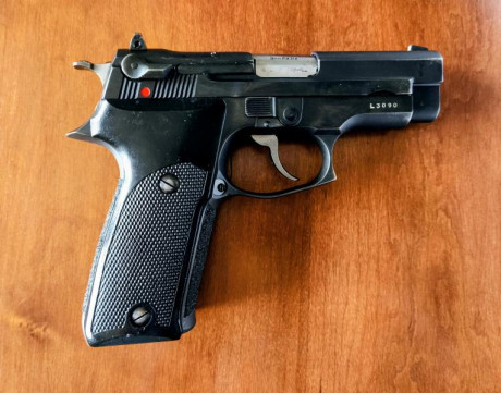 Vendo Pistola ASTRA -A90 en 9 Pb.  Estado muy razonable . Ningún problema de funcionamiento . Dos cargadores 01
