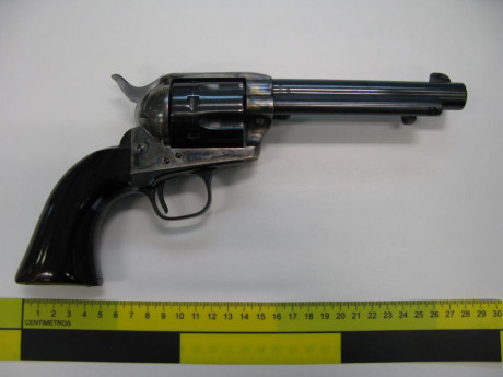 Un compañero vende un revolver colt cattleman 1870 en calibre 357, está como nuevo, solo probado, deja 00