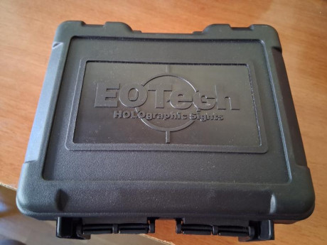 Visor holografico Eotech. Con intensificardor y estuche de transporte incluido.
Sa vende por 350€ más 30