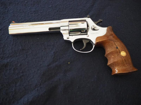 Un compañero de tiro vende, por edad avanzada, un revólver de fabricación checa marca  Alfa-Proj .
Calibre 00
