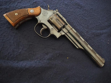 Un compañero de tiro vende, por edad avanzada, un revólver Llama Comanche I.
Calibre  .22 LR  de seis 01