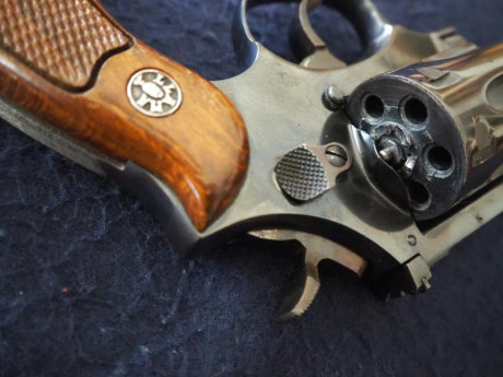 Un compañero de tiro vende, por edad avanzada, un revólver Llama Comanche I.
Calibre  .22 LR  de seis 11