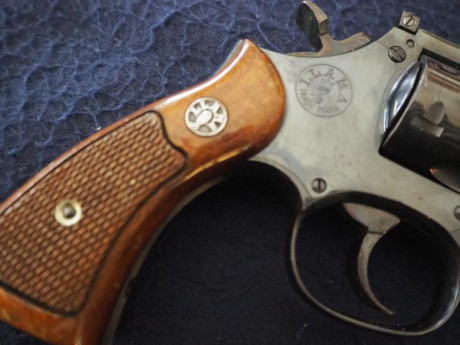 Un compañero de tiro vende, por edad avanzada, un revólver Llama Comanche I.
Calibre  .22 LR  de seis 10