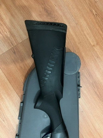 Se vende semiautomática Benelli Comfortech calibre 12 en buen estado, 71 cm de cañón con 5 choques, maletín 01