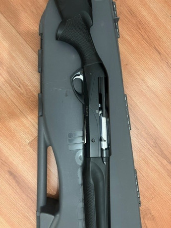 Se vende semiautomática Benelli Comfortech calibre 12 en buen estado, 71 cm de cañón con 5 choques, maletín 00