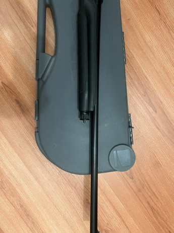 Se vende semiautomática Benelli Comfortech calibre 12 en buen estado, 71 cm de cañón con 5 choques, maletín 12