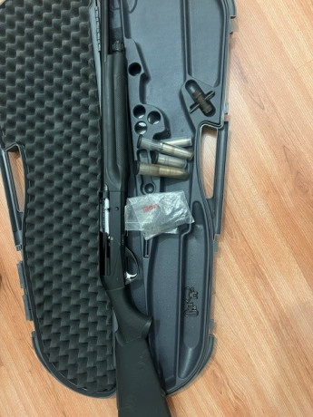 Se vende semiautomática Benelli Comfortech calibre 12 en buen estado, 71 cm de cañón con 5 choques, maletín 10