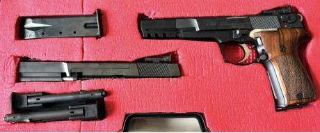 Se ofrece una Walther P88 Champion 9mm de 6” y Kit Walther Sport 22Lr de 6” con dos cargadores de cada 01