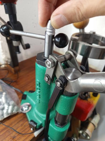 El cansado de tener que usar el maneral he decidido taladrar y roscar un tornillo hexagonal y colocar 02