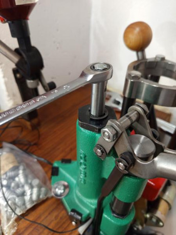 El cansado de tener que usar el maneral he decidido taladrar y roscar un tornillo hexagonal y colocar 00