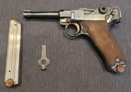 Me han pedido os ponga este anuncio.

Se trata de una Luger P-08 calibre 9pb

Sobre articulación marca 00