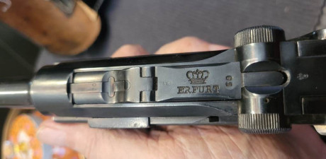 Me han pedido os ponga este anuncio.

Se trata de una Luger P-08 calibre 9pb

Sobre articulación marca 10