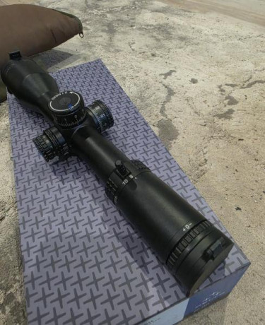 Visor delta javelin 3.5-21x50, retícula skr-2 mrad ffp.
Tiene 2 pruebas en campo de tiro. Comprado hace 01