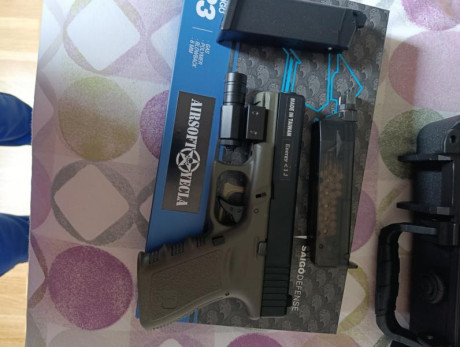 Se ve de pistola CO2 REPLICA  GLOCK COYOTE SAIGO 23 BLOWBACK, NO SE HA USADO NUNCA DOLO PROBARLA, REGALO 01