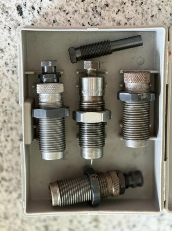 Hola a todos, vendo juego de dies de la marca RCBS para el calibre 9mm parabellum. El desempistonador 02