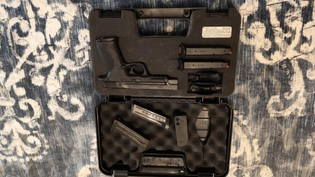 Se vende S&W MP9 PRO-series con 5 cargadores, los lomos para diferentes tamaños de mano y la inserción 01