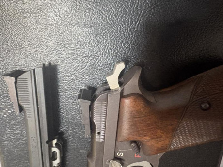 Vendo mi SIG P210‑6, fabricación suiza de Neuhausen, número P 309411, de finales de los 80. Armazón y 01