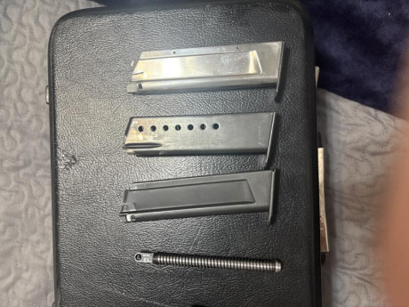 Vendo mi SIG P210‑6, fabricación suiza de Neuhausen, número P 309411, de finales de los 80. Armazón y 00