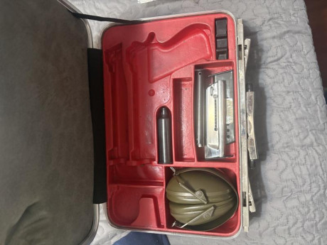 Vendo mi SIG P210‑6, fabricación suiza de Neuhausen, número P 309411, de finales de los 80. Armazón y 12