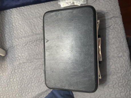 Vendo mi SIG P210‑6, fabricación suiza de Neuhausen, número P 309411, de finales de los 80. Armazón y 11