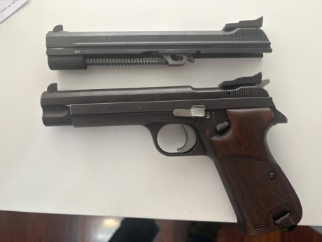 Vendo mi SIG P210‑6, fabricación suiza de Neuhausen, número P 309411, de finales de los 80. Armazón y 20