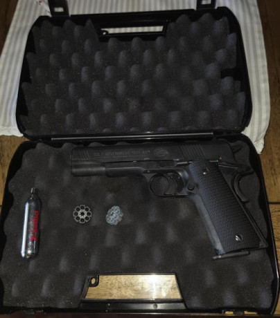 Buenas tardes.

Vendo o cambio por Drulov Condor DU-10 Umarex Colt 1911 de la vieja escuela. En su maletín 00