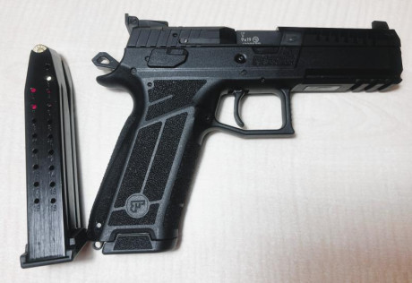 Se vende fantástica pistola CZ P-09 Nocturne, modelo Full con armazón de polímero y fibra de vidrio.
Con 02