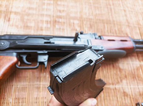 Buenas, pongo en venta:
Réplica producida en España por la famosa marca DENIX del famoso fusil de asalto 11