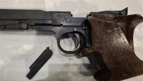 Hola Colegas. Por edad y jubilacion vendo mis armas cortas guiadas con licencia F. La tercera esta FAS 00