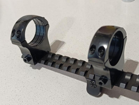Buenas tardes. 
Pongo en venta una montura original blaser con carril picatinny con anillas de 30mm.
Era 02
