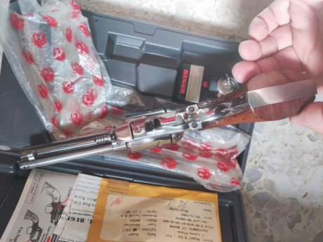 RUGER VAQUERO .45 LONG COLT CON CAÑÓN 4"5/8
ACABADO INOX CON CACHAS PICADAS. DE LUJO.
ESTADO DE CONSERVACIÓN 01