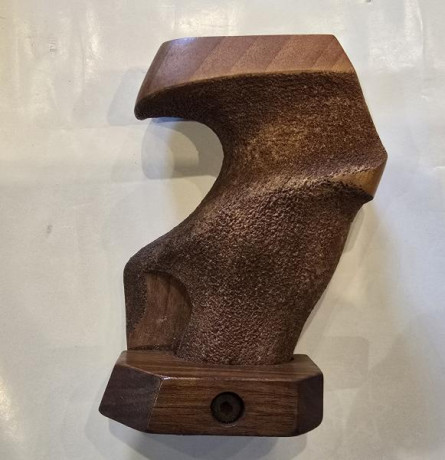 Por jubilacion vendo tambien esta cacha para la Walther GSP que vendo en la seccion de pistolas.
Es regulable 02