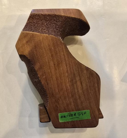 Por jubilacion vendo tambien esta cacha para la Walther GSP que vendo en la seccion de pistolas.
Es regulable 01