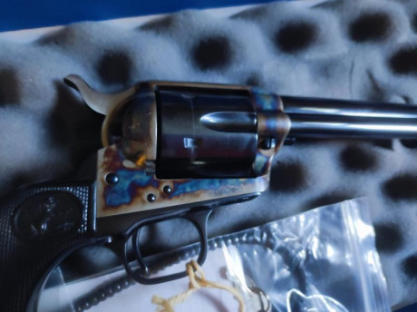 COLT SINGLE ACTION ARMY CON CAÑÓN 7"1/2.
EN SU CAJA ORIGINAL CON PAPELES, CANDADO, ETC. 
ACABADO 00