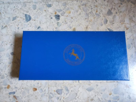 COLT SINGLE ACTION ARMY CON CAÑÓN 7"1/2.
EN SU CAJA ORIGINAL CON PAPELES, CANDADO, ETC. 
ACABADO 10
